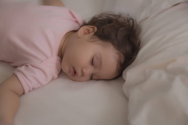 Малыш во сне делает странные движения, включая закидывание головы назад