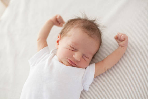 Фотография ребенка, демонстрирующего закидывание головы назад во время сна