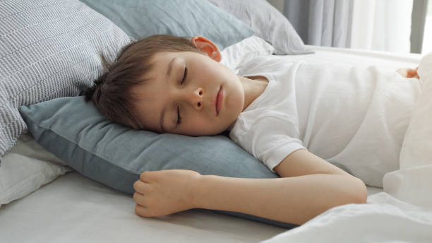 Спящий ребенок с вытянутой шеей: особенности поведения во время сна