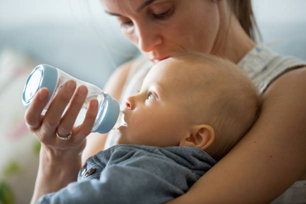 Подача воды во время грудного вскармливания для младенца