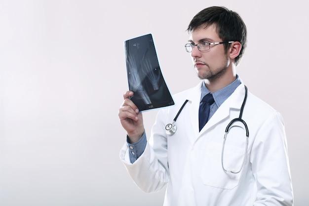 Когда обратиться к врачу при подозрении на сломанное ребро без рентгена?
